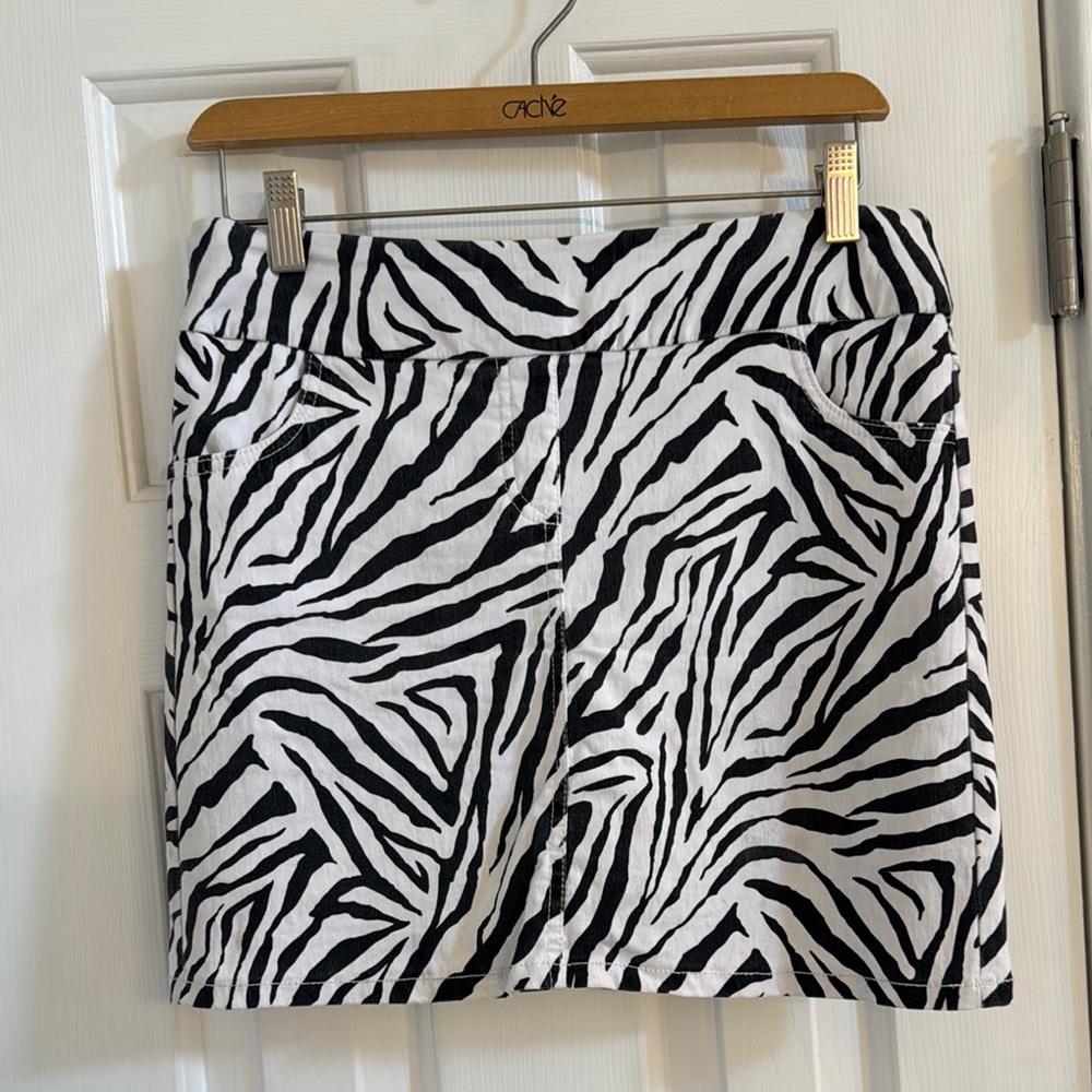 Attyre New York Black & White Zebra Print Skort